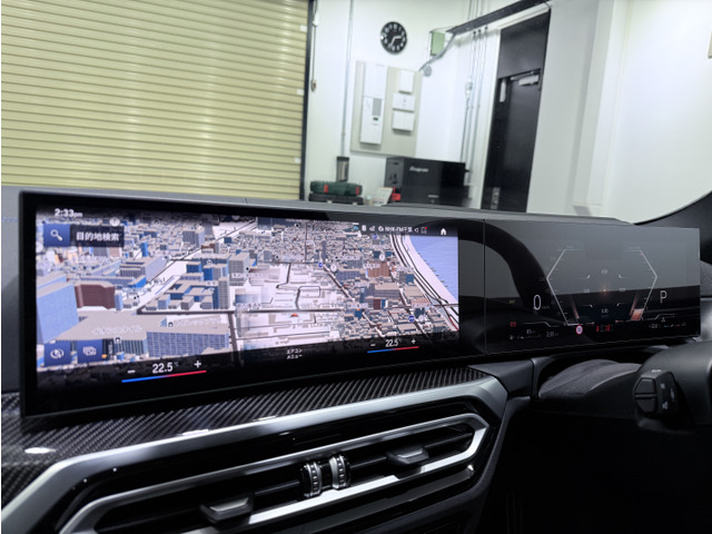 BMW�J�[�u�h�E�f�B�X�v���C�́A���x�v�Ȃǂ�\������12.3�C���`�̏��f�B�X�v���C�ƃJ�[�i�r�Q�[�V�����Ȃǂ�\������^�b�`���\��14.9�C���`�̃R���g���[���f�B�X�v���C��1���̃p�l���ɂȂ�܂����B