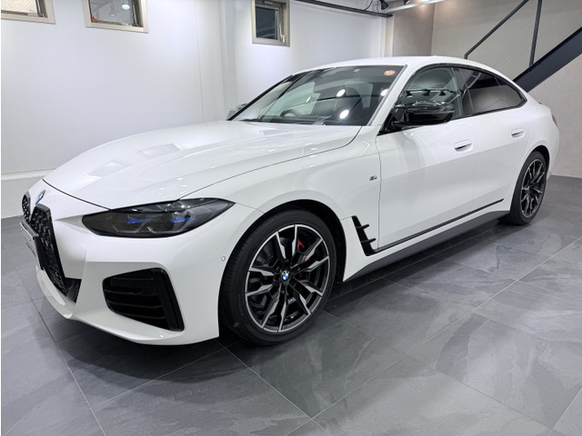 ����M440i�͑��Ƃ͈Ⴂ�L�h�j�[�O������h�A�~���[�J�o�[�Ȃǂ̃G�N�X�e���A�p�[�c���u���b�N�A�E�g(����/�C�O�d�l)�ɂ��Ă���܂��B�܂��A�u���[�L�L�����p�[���I�v�V�����̃O���X���b�h�ƂȂ�܂��B
