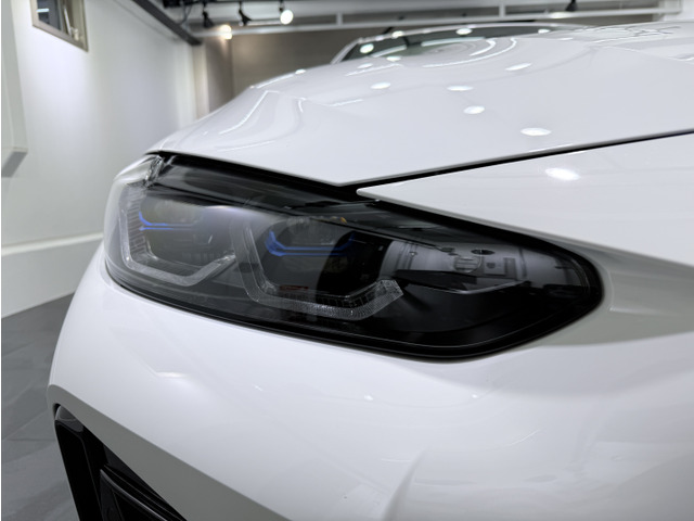 �u���[�̃f�U�C���A�N�Z���g�ƁwBMWLaser�x�̃��S�ɂ�莋�o�I�ɂ������咣����BMW���[�U�[���C�g�́A�n�C�r�[�����[�h��ݒ肷��ƍŒ�500m�܂ł̋������Ǝ˂���ԑ��s���ɂ����K�ȑ��s���\�ł�