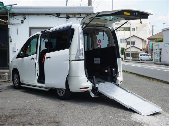 セレナ2.0 20S チェアキャブ スロープタイプ 車いす2名仕様
