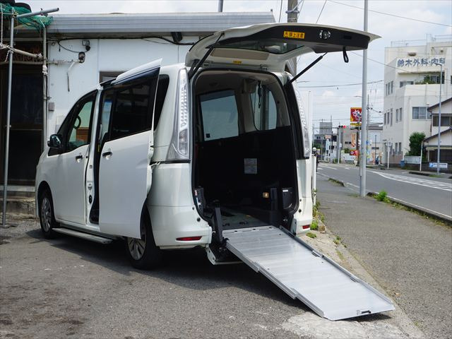 セレナ2.0 20S チェアキャブ スロープタイプ 車いす2名仕様