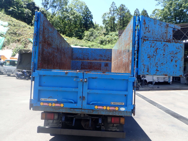 3分割開閉式リア観音扉で、積荷に合わせて開閉でき荷の飛散防止・荷役効率アップに役立ちます。