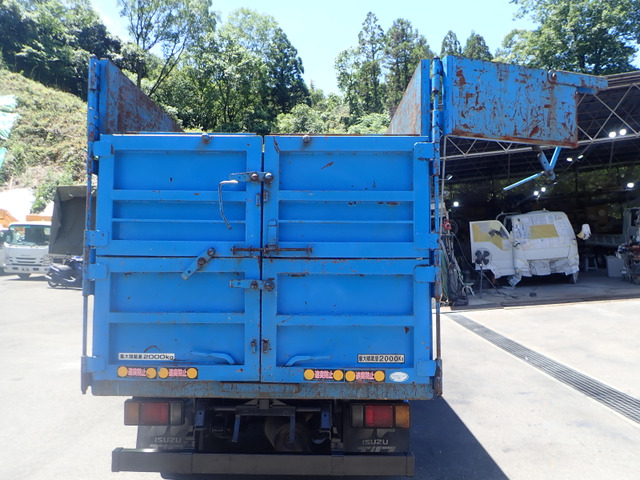 「積荷の一部だけを取り出す」「バックホーなどで上から積込み」等、何通りもの開閉方法で現場のあらゆるシチュエーションに柔軟に対応します。