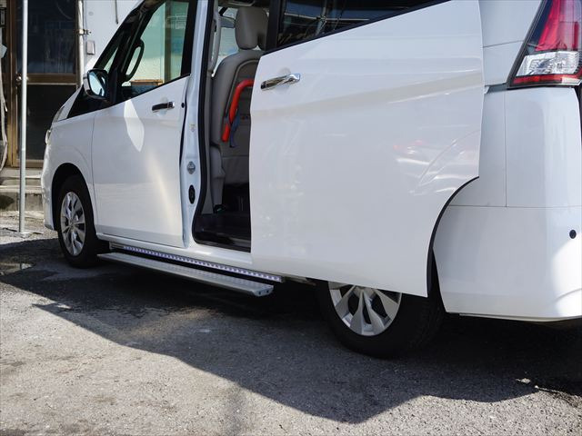 セレナ2.0 B チェアキャブ スロープタイプ 車いす2名仕様