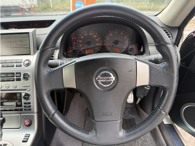 �C���e���A�ɍ��킹���f�U�C���̃X�e�A�����O�͉^�]���₷���`��A�傫���ł��B�X�e�A�����O�X�C�b�`�����B