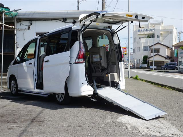 セレナ2.0 B チェアキャブ スロープタイプ 車いす2名仕様