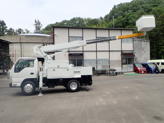 コンパクトな車体でジャッキは垂直に降りるので設置面積を最小限に抑えられ、 狭い現場でも場所をあまり選ばず、作業効率アップします。