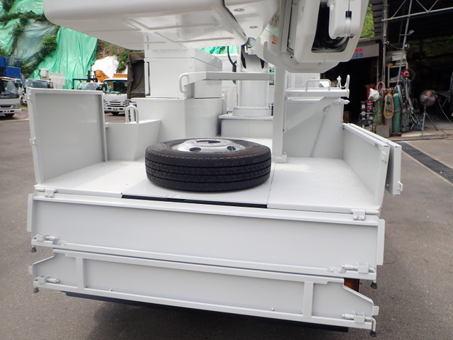 荷台にもスペースがありますので、用途に合わせて機材や工具など収納できます。