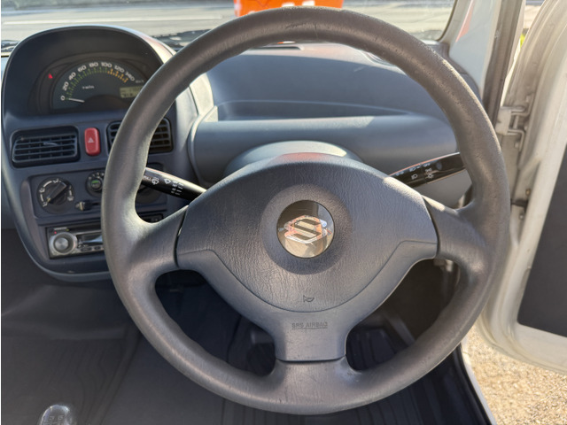 �C���e���A�ɍ��킹���f�U�C���̃X�e�A�����O�͉^�]���₷���`��A�傫���ł��B
