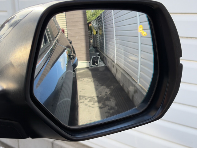 【ブラインドスポットモニター】ドアミラーでの死角となる左右後方の車両などをセンサーが感知し、巻き込み事故などを事前に防ぎます。
