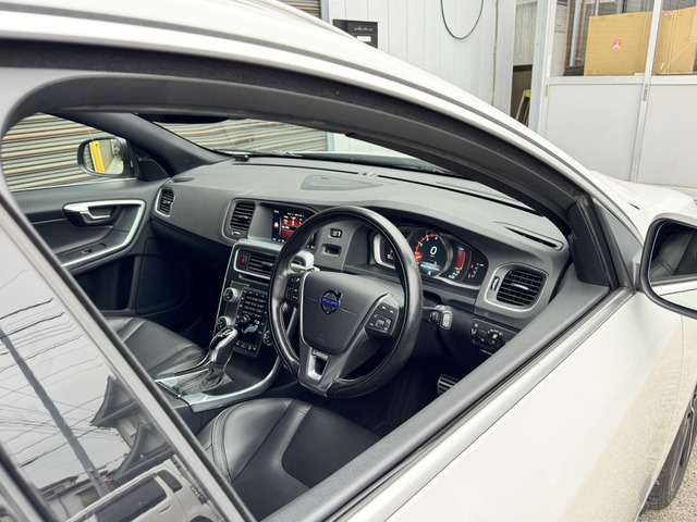 V60T6 AWD Rデザイン4WD