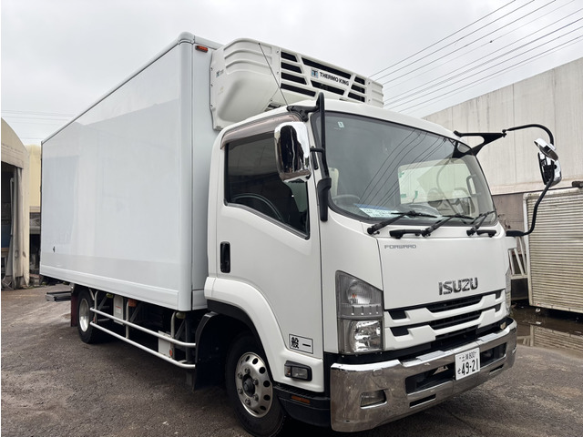 フォワード冷蔵冷凍車