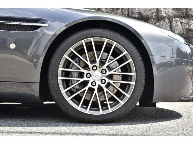 �y�C�����ǂ����[�Ԓv���܂��z�d�グ���X�^�b�t�ɂ��A��p�|���b�V���[�ɂ��{�f�B�̖����d�グ�A�z�C�[���A�^�C���n�E�X�����̐��|�A�����̍R�ۃN���[�j���O�A�e���X�C�b�`�A�n���h���A�ו��̐��|���s���܂��B