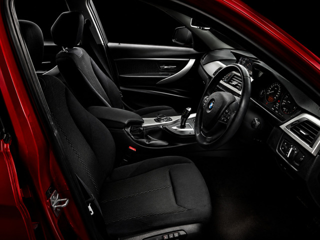 BMW�Ȃ�ł͂�FR(��֋쓮)�ɂ����芴�̂��鑖�s���\�ƁA1.6L�����^�[�{�G���W���ɂ��͋����������\�����˔��������ł��B