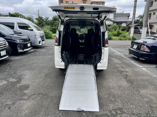 セレナ1.2 e-POWER ハイウェイスター チェアキャブ スロープタイプ 車いす1名 サード仕様