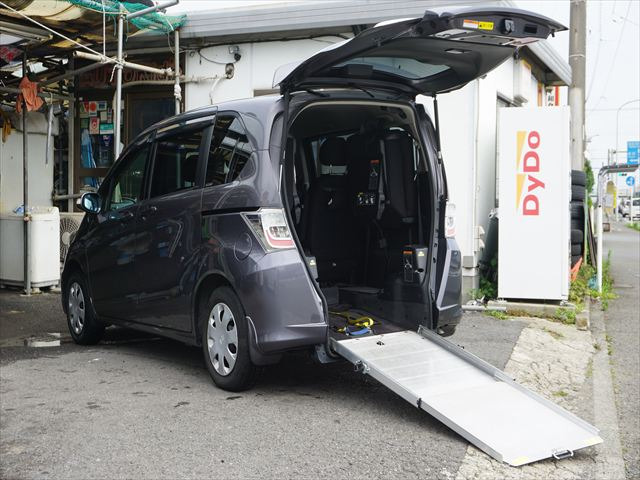 フリード1.5 G 車いす仕様車 3列シートタイプ