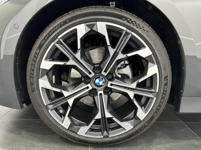 EditionShadow��p������19�C���`BMWIndividual�A���C�z�C�[���EY�X�|�[�N�E�X�^�C�����O1038I�o�C�J���[�B�^�C������甍�������x�̃R���f�B�V�����ƂȂ�܂��B