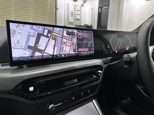 BMW�J�[�u�h�E�f�B�X�v���C�́A���x�v�Ȃǂ�\������12.3�C���`�̏��f�B�X�v���C�ƃJ�[�i�r�Q�[�V�����Ȃǂ�\������^�b�`���\��14.9�C���`�̃R���g���[���f�B�X�v���C��1���̃p�l���ɂȂ�܂����B