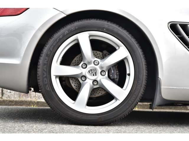�y�C�����ǂ����[�Ԓv���܂��z�d�グ���X�^�b�t�ɂ��A��p�|���b�V���[�ɂ��{�f�B�̖����d�グ�A�z�C�[���A�^�C���n�E�X�����̐��|�A�����̍R�ۃN���[�j���O�A�e���X�C�b�`�A�n���h���A�ו��̐��|���s���܂��B