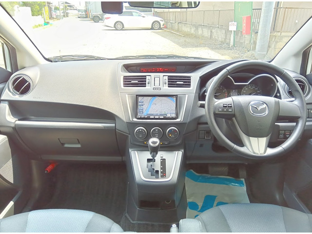 運転席・助手席ともにすっきりとしたレイアウトで視界も良好です。
