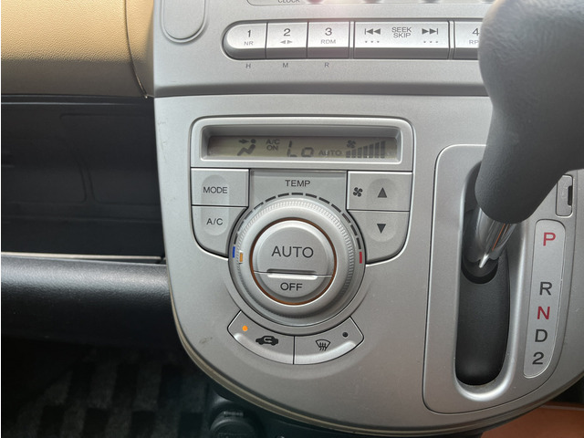 �֗��ȃI�[�g�G�A�R������������Ă���܂��B�G�A�R���̌������ǂ����ꂩ��̉Ă����K�ɂ���蒸���܂��B