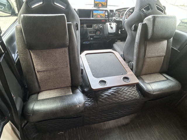 運転席助手席はダイネットシートとして使用可能です!