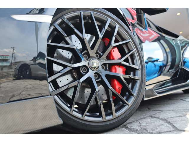 R8�p�z�C�[���𑕒����Ă���܂��B