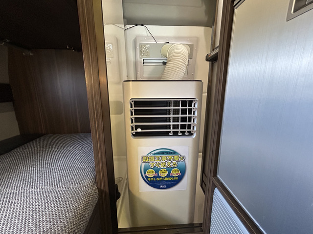 スポットクーラーもございます!排気はアクリル窓枠に差し込めばOK!