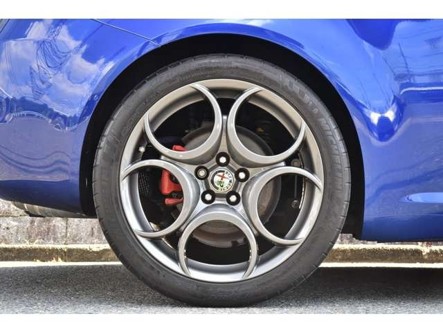 �y�C�����ǂ����[�Ԓv���܂��z�d�グ���X�^�b�t�ɂ��A��p�|���b�V���[�ɂ��{�f�B�̖����d�グ�A�z�C�[���A�^�C���n�E�X�����̐��|�A�����̍R�ۃN���[�j���O�A�e���X�C�b�`�A�n���h���A�ו��̐��|���s���܂��B