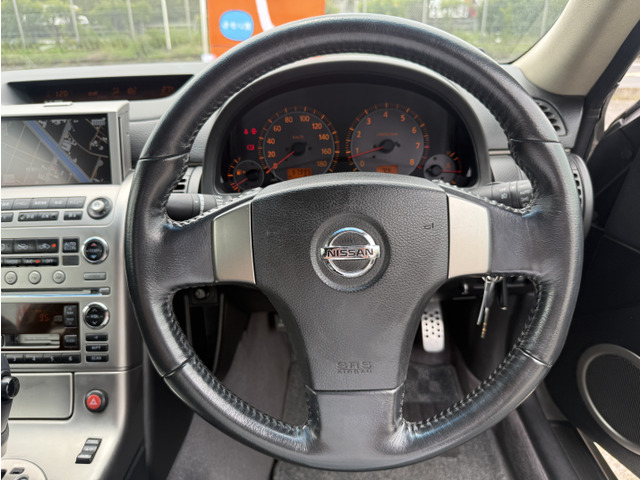 �C���e���A�ɍ��킹���f�U�C���̃X�e�A�����O�͉^�]���₷���`��A�傫���ł��B�X�e�A�����O�X�C�b�`�����B