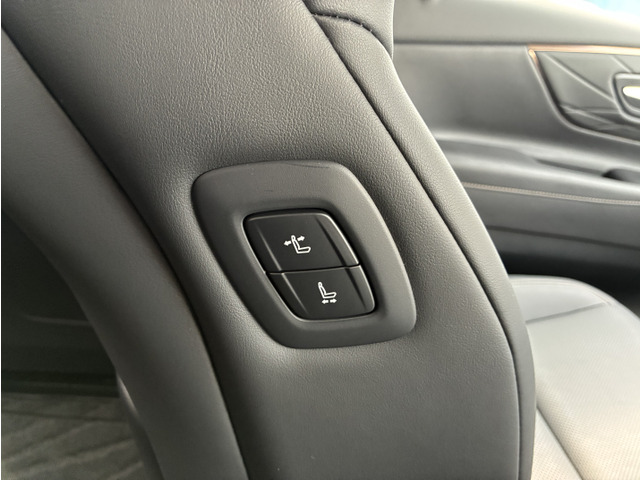運転席から助手席のシートを操作することができます。