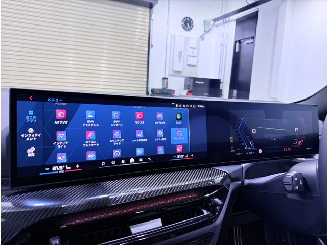 BMW�J�[�u�h�E�f�B�X�v���C�́A���x�v�Ȃǂ�\������12.3�C���`�̏��f�B�X�v���C�ƃJ�[�i�r�Q�[�V�����Ȃǂ�\������^�b�`���\��14.9�C���`�̃R���g���[���f�B�X�v���C��1���̃p�l���ɂȂ�܂����B