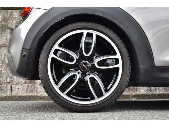 �y�C�����ǂ����[�Ԓv���܂��z�d�グ���X�^�b�t�ɂ��A��p�|���b�V���[�ɂ��{�f�B�̖����d�グ�A�z�C�[���A�^�C���n�E�X�����̐��|�A�����̍R�ۃN���[�j���O�A�e���X�C�b�`�A�n���h���A�ו��̐��|���s���܂��B