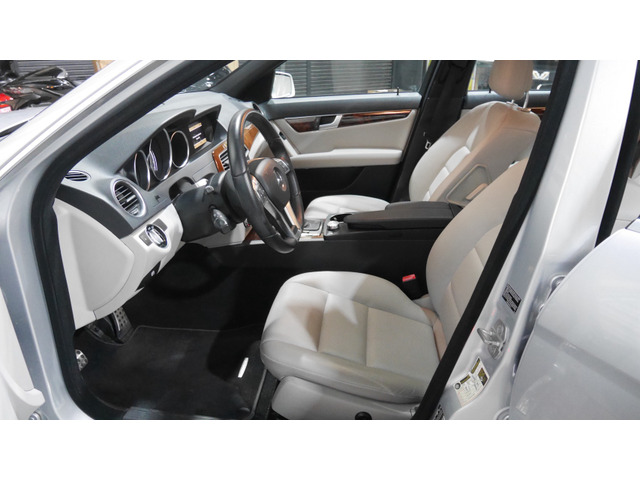 W204では珍しい白革です。