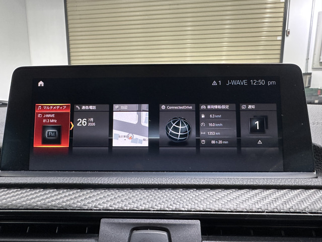 8.8�C���`�E�^�b�`�p�l�������C�h�R���g���[���f�B�X�v���C��iDrive�i�r�Q�[�V�����V�X�e���𑕔��B�u���[�g�D�[�X��USB���͓���AUX���͂��߁ADVD��CD�Ȃǂɂ��Ή����Ă��܂��B