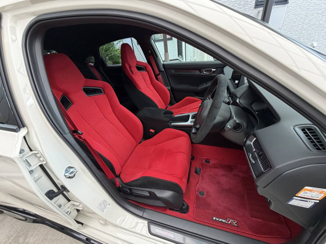 TYPE R��p�V�[�g�ƃI�v�V�����t���A�}�b�g�����ԁB�����̍���������ԂŁA���푖�s�ł����K�ɂ���肢�������܂�