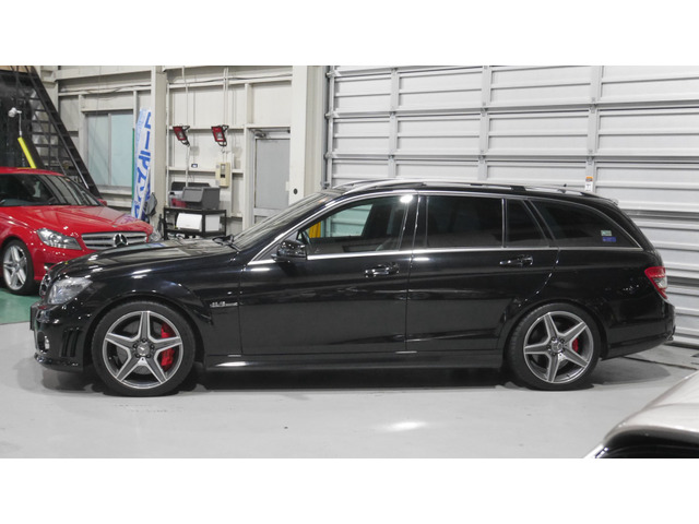 W204�̃R���p�N�g�Ȏԑ̂�6.2V8�͋���ł��B
