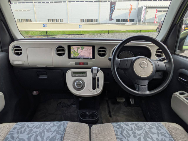 �D���������̃f�U�C���́A�A���e�B�[�N�̂悤�ȉ��������I�V�����ȓ����ł��B����������邱�ƂȂ������p���������B