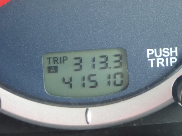 ���x�o�^(����23�N)����10�N�ȏ�o�߂��Ă�����̂́A���s������41,510km�Ƃ��Ȃ菭�Ȃ�!�N�ԑ��s�����Ɋ��Z���Ă���3,000km�����Ɣ��ɑ�؂ɏ���Ă����ԗ��ł��B