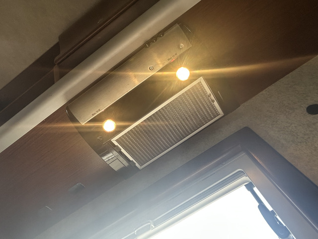 キッチンには換気扇もございます!