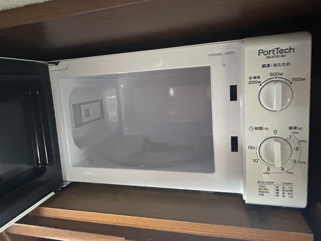 クルマ旅にとても便利な電子レンジもインストール!