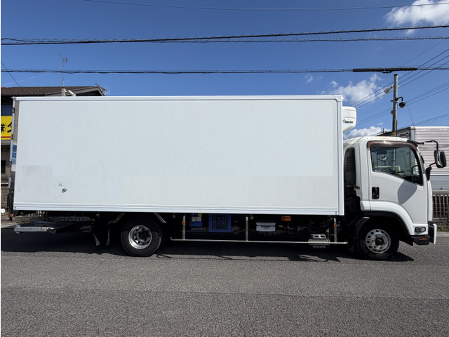 フォワード冷蔵冷凍車