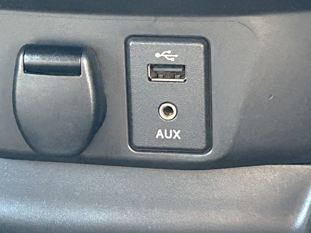 AUX�����USB���͒[�q�𓋍ځAUSB�������[��X�}�[�g�t�H���̉��y����y�Ɋy����������A�C�e���ł�
