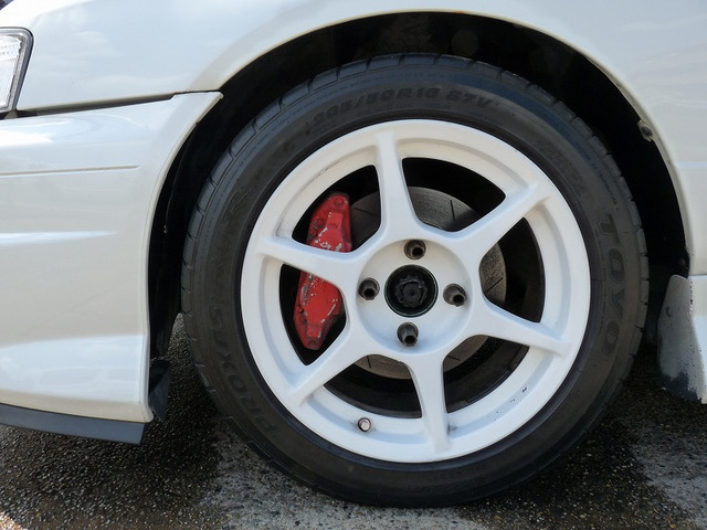 �f�U�C���̗ǂ��y�ʃA���~P1���[�V���O16�C���`�A���~��TOYOR1R.205/50R16�������Ă��܂��B
