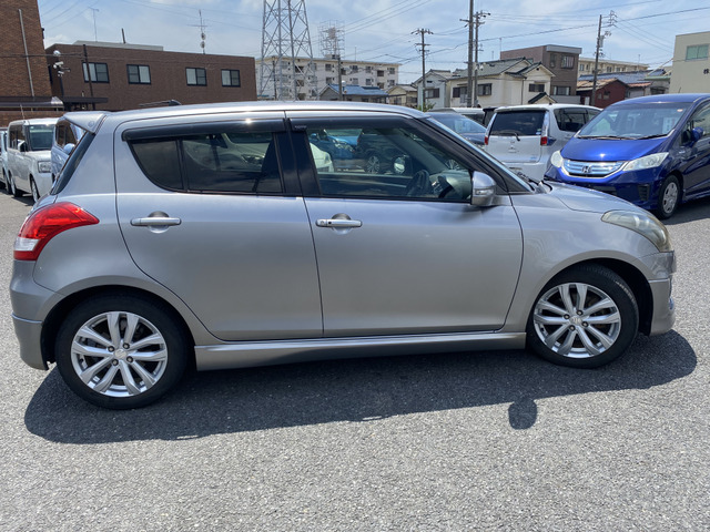 自動車保険もご相談ください。当店は三井住友海上、あいおいニッセイ同和損保の代理店です。保険担当が万一の際は連携を取って迅速にご対応致します。代車・レンタカーもご用意できますのでご安心ください。