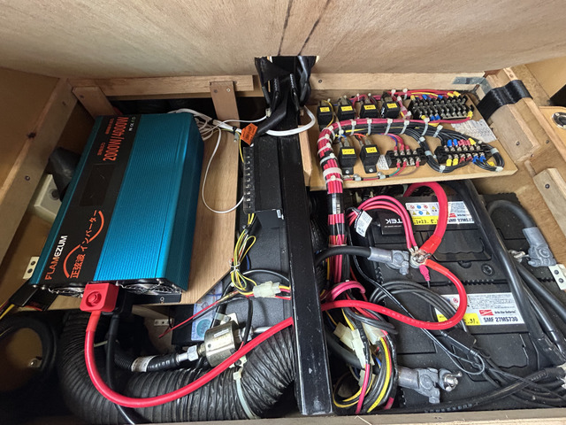 2000W�C���o�[�^�[ �c�C���T�u�o�b�e���[ ���`�E���C�I���o�b�e���[�̎�t�����C����������!