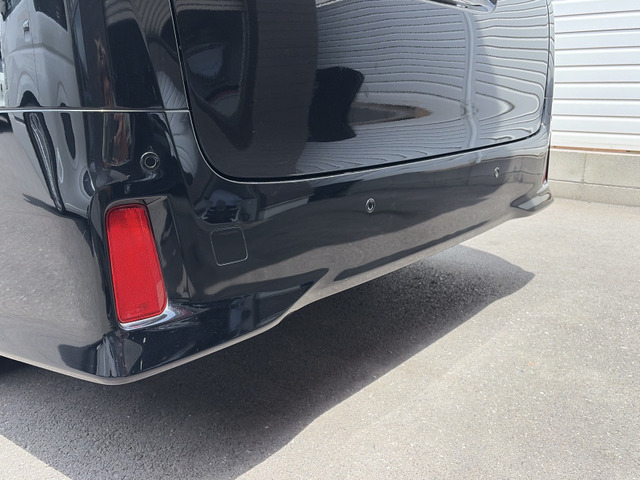 【障害物センサー】車両感覚が掴みにくい狭い駐車場で大活躍!障害物との距離感に合わせて、音で運転者に知らせてくれるとても便利な装備付きです。