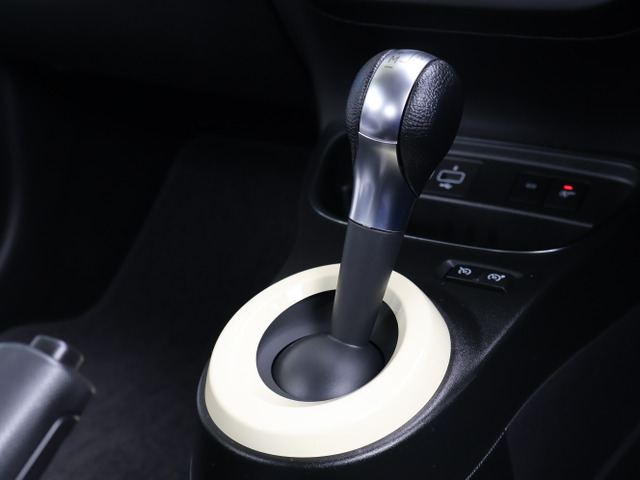 1.5L�G���W�����݂̃p�t�H�[�}���X�𔭊�����0.9L�^�[�{�G���W���ƃX���[�Y�ȕϑ�����������}�j���A�����[�h�t���d�q����6��AT�𓋍ڂ��A�ЂƃN���X��̎Ԃ̂悤�ȃp���t���ŉ��K�ȑ��������!!