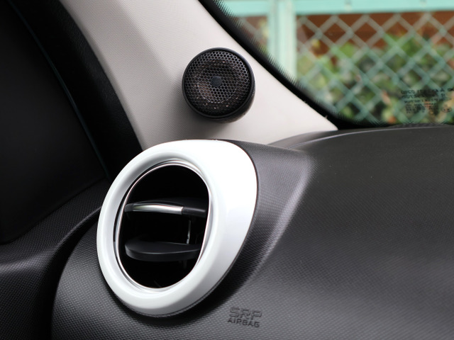 ���ԗ��ɂ̓��m�[�Ɠ����t�����X���܂��HiFi�I�[�f�B�I���[�J�[�wFOCAL�x���g�D�C���S�̎ԓ������������l�����Ă��炦���T�E���h�V�X�e�������ڂ���Ă���܂���