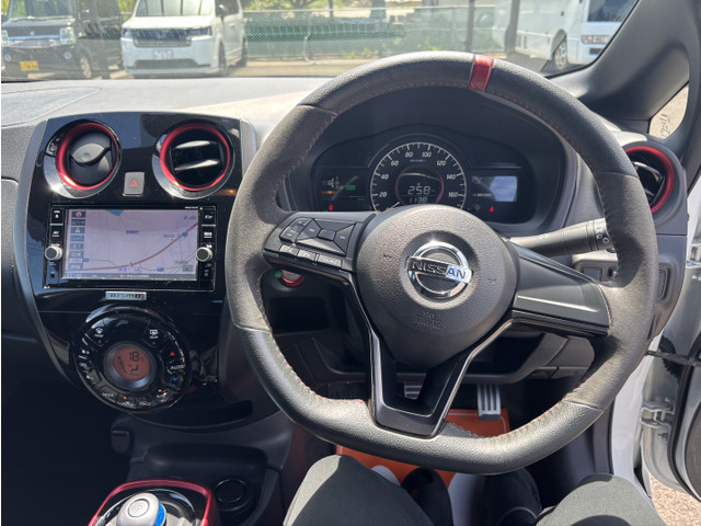 NISMO��p�X�e�A�����O�n���h���ANISMO���b�h�������������œ��ʂ�1��ƂȂ��Ă���܂��B